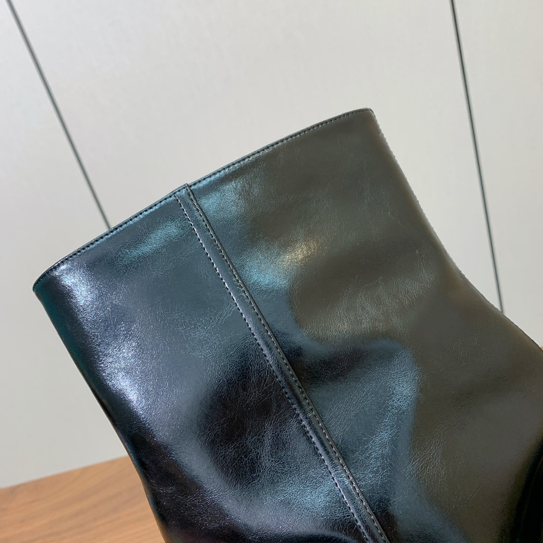 【Bal*ain】防水台堆堆长靴。愈发別致出众，无敌气场、无敌好看。材质：进口牛皮、牛皮内里及垫脚。意大