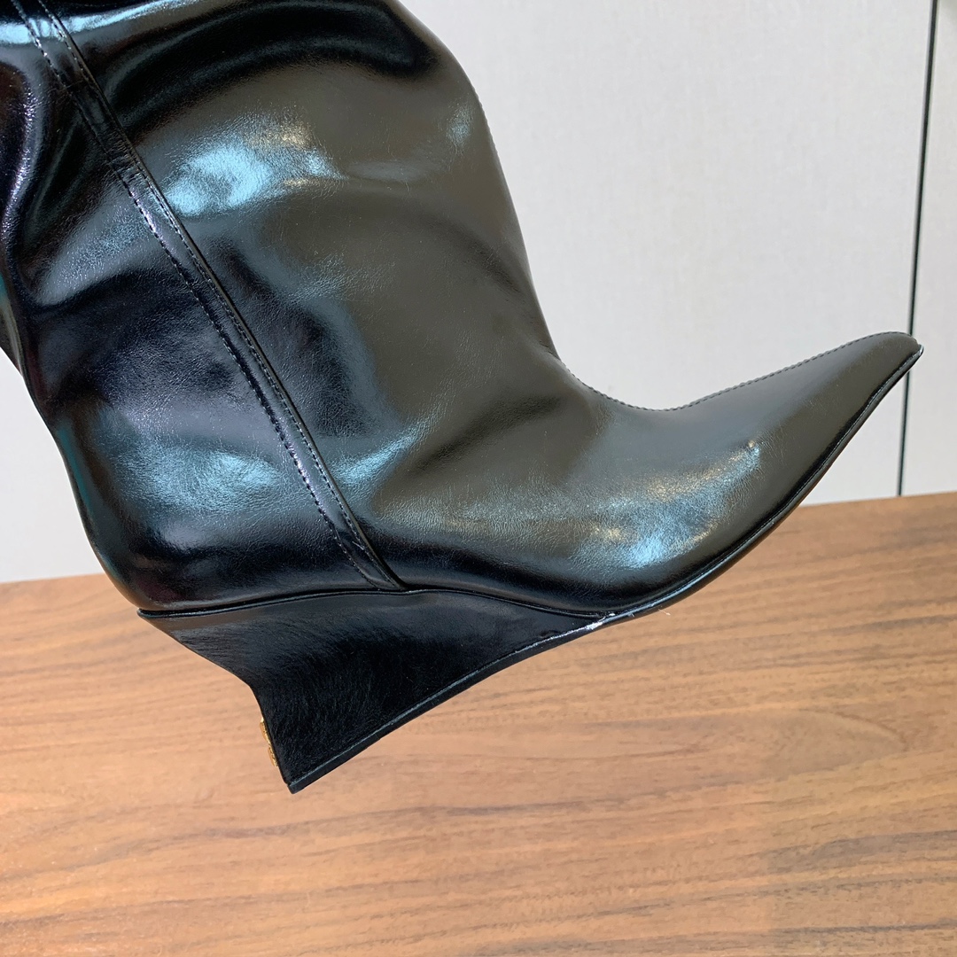 【Bal*ain】防水台堆堆长靴。愈发別致出众，无敌气场、无敌好看。材质：进口牛皮、牛皮内里及垫脚。意大