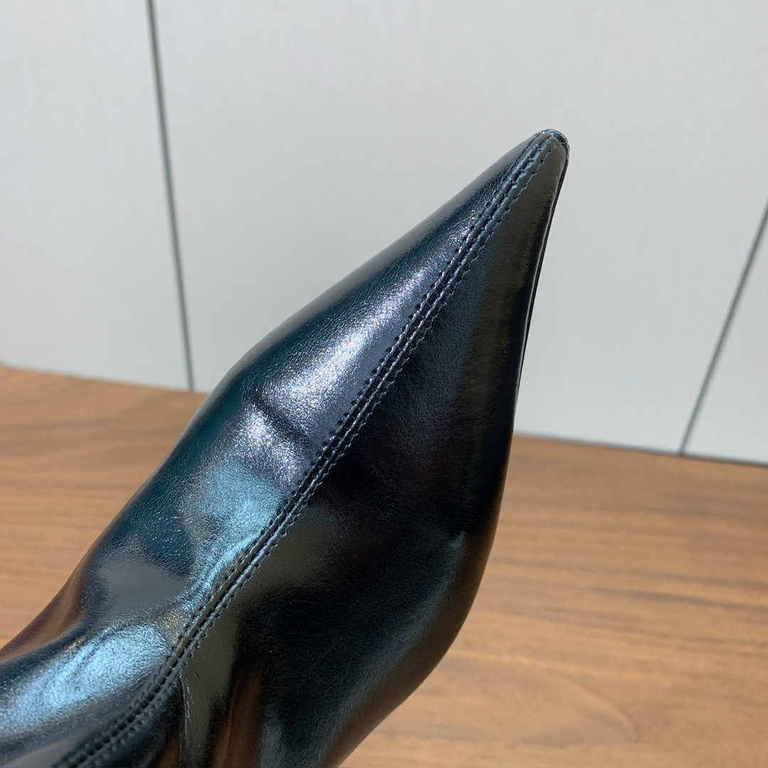 【Bal*ain】防水台堆堆长靴。愈发別致出众，无敌气场、无敌好看。材质：进口牛皮、牛皮内里及垫脚。意大