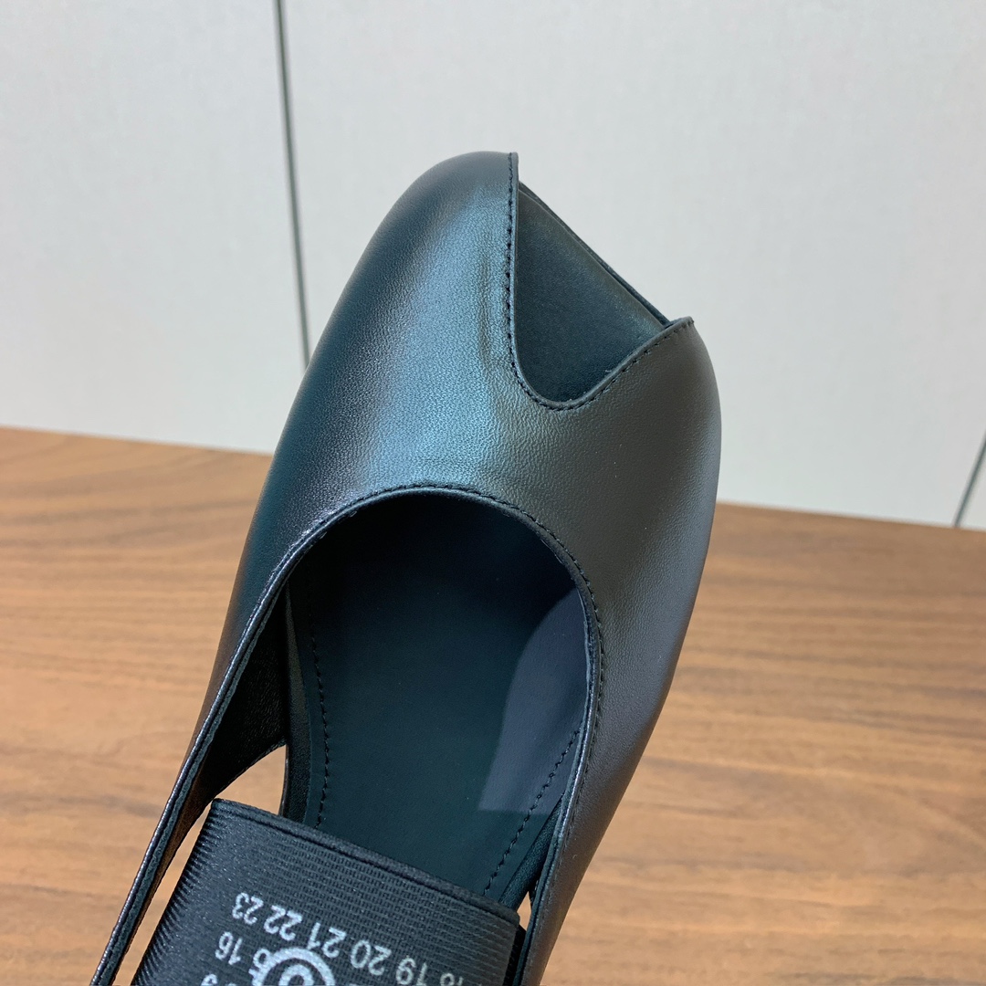 【Maison Margie*a】玛吉拉弹力带露趾后空单鞋。复古韵味，显瘦百搭。鞋面牛皮、开边珠。羊皮内