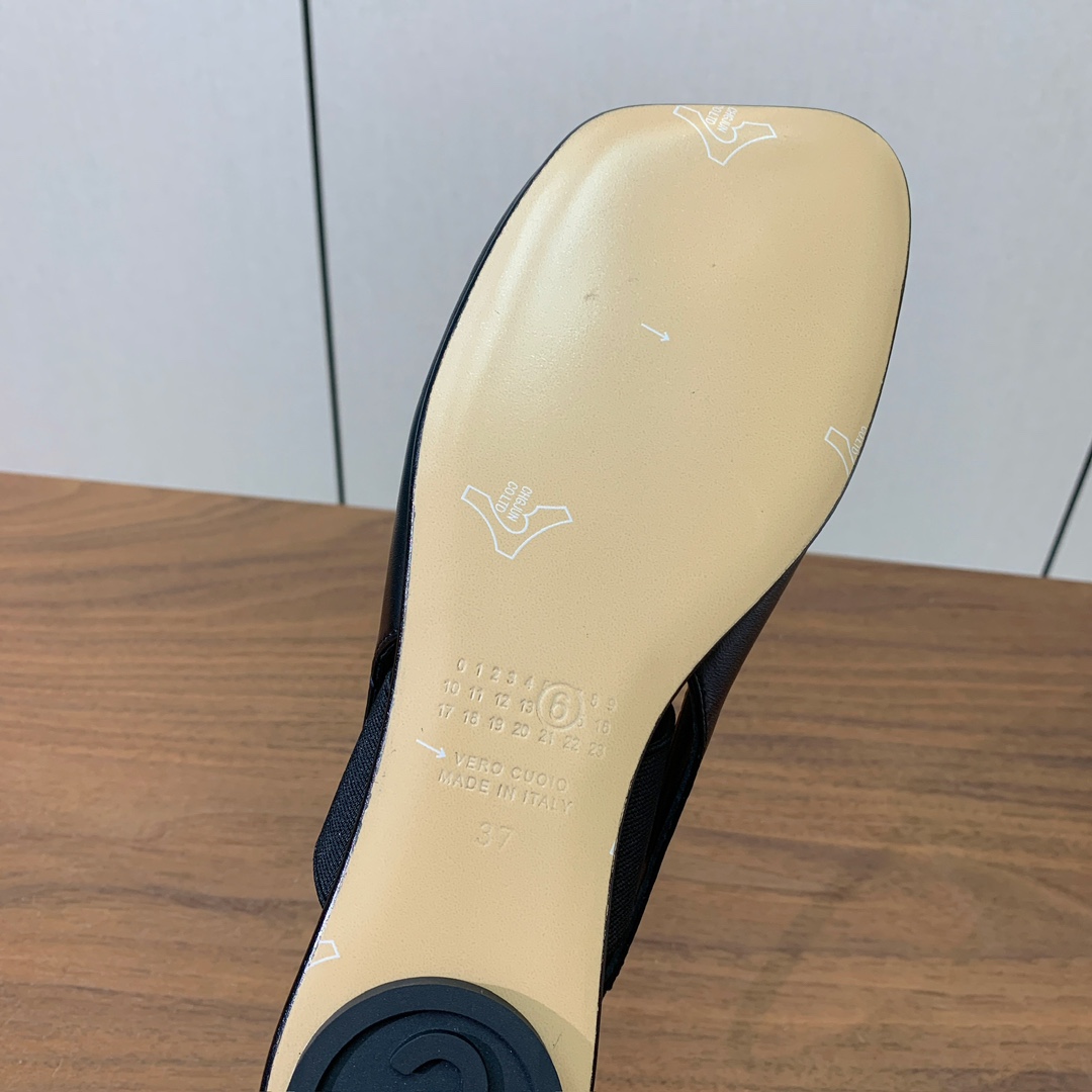 【Maison Margie*a】玛吉拉弹力带露趾后空单鞋。复古韵味，显瘦百搭。鞋面牛皮、开边珠。羊皮内