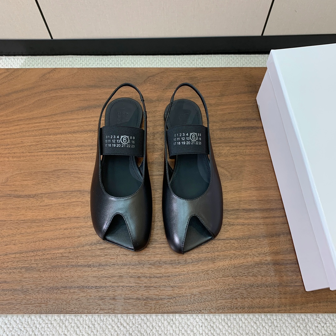 【Maison Margie*a】玛吉拉弹力带露趾后空单鞋。复古韵味，显瘦百搭。鞋面牛皮、开边珠。羊皮内
