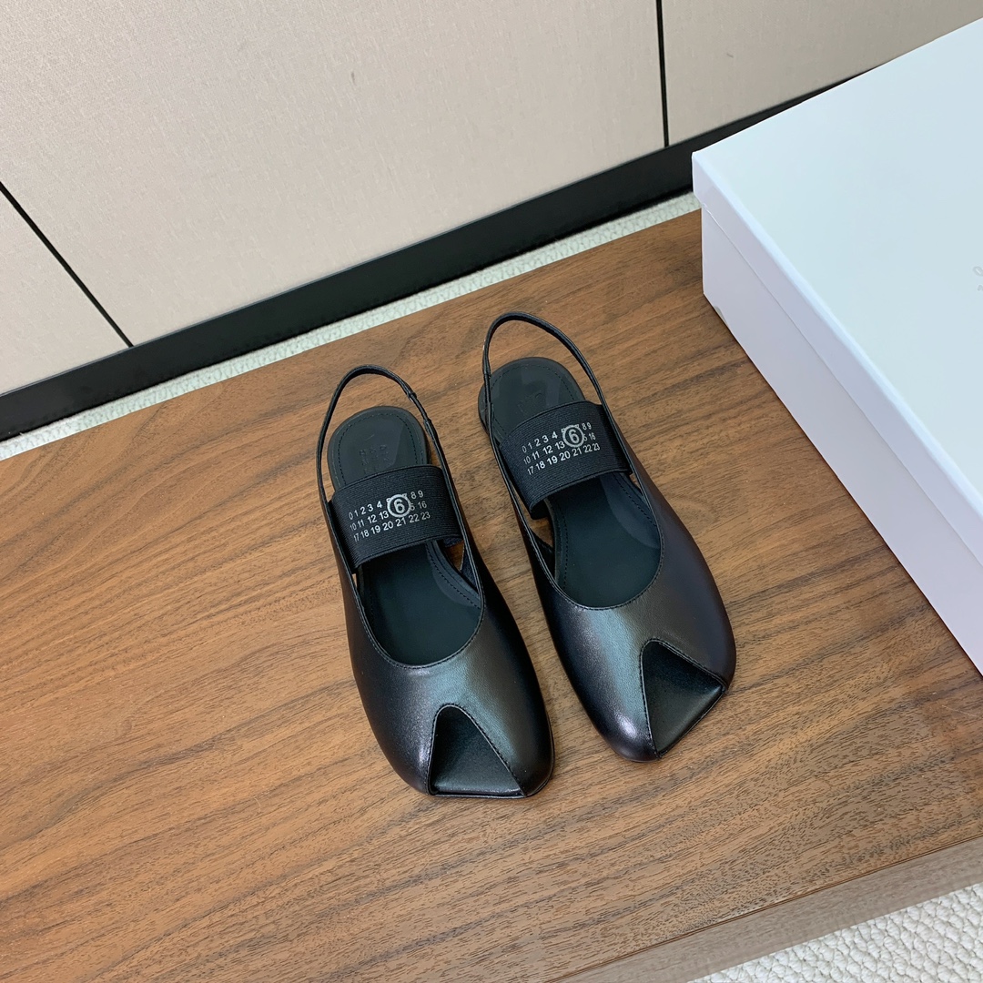 【Maison Margie*a】玛吉拉弹力带露趾后空单鞋。复古韵味，显瘦百搭。鞋面牛皮、开边珠。羊皮内