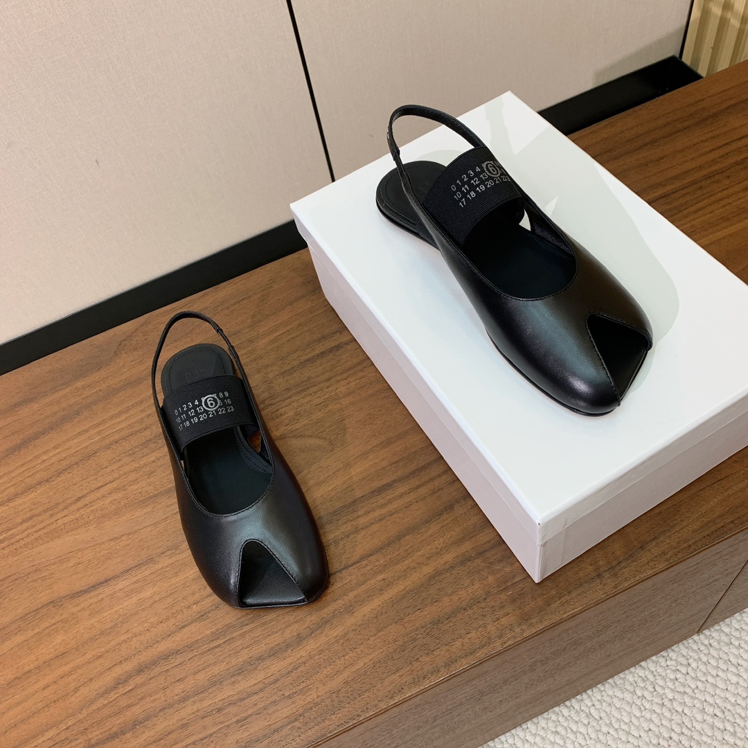 【Maison Margie*a】玛吉拉弹力带露趾后空单鞋。复古韵味，显瘦百搭。鞋面牛皮、开边珠。羊皮内