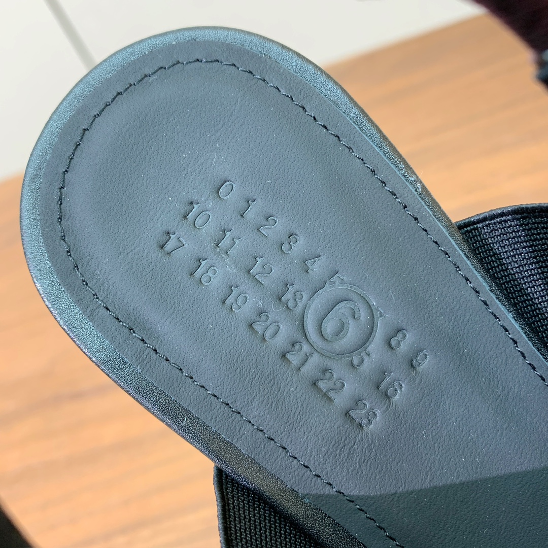 【Maison Margie*a】玛吉拉弹力带露趾后空单鞋。复古韵味，显瘦百搭。鞋面牛皮、开边珠。羊皮内