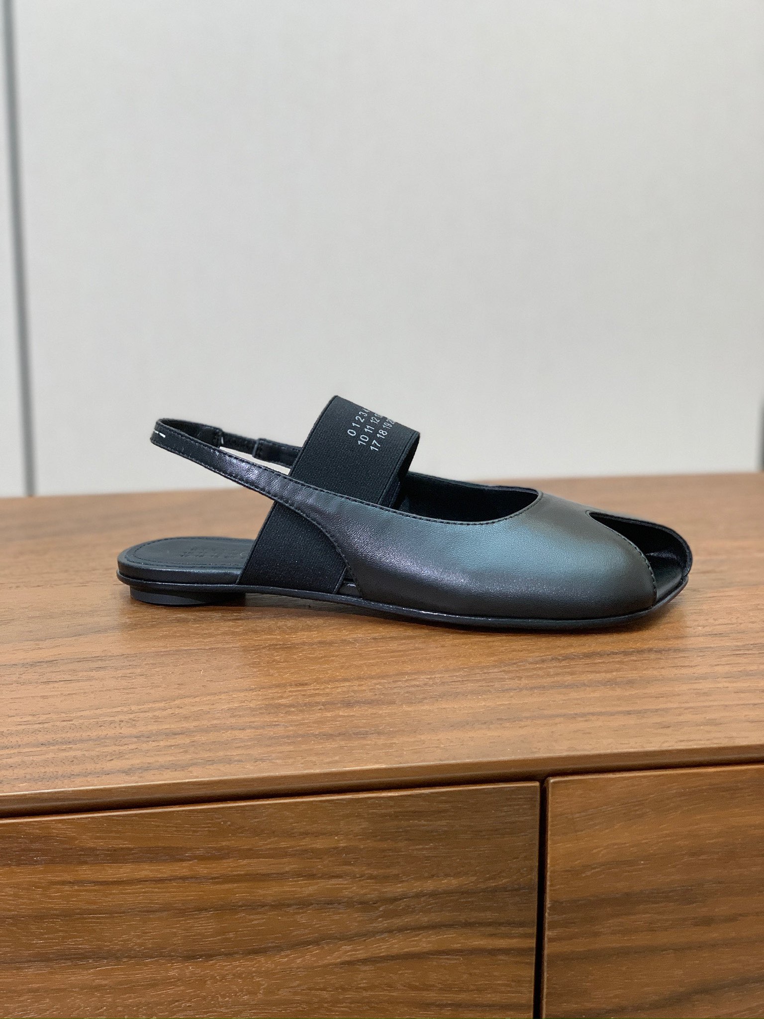 【Maison Margie*a】玛吉拉弹力带露趾后空单鞋。复古韵味，显瘦百搭。鞋面牛皮、开边珠。羊皮内