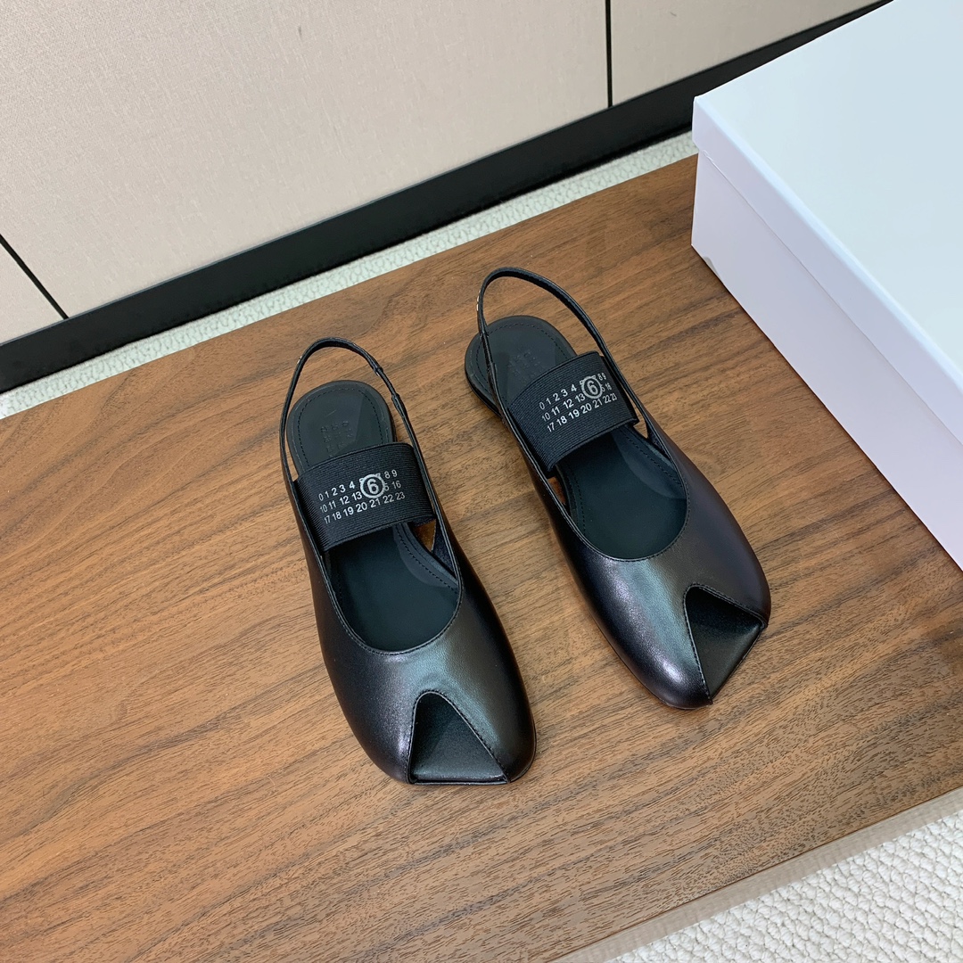 【Maison Margie*a】玛吉拉弹力带露趾后空单鞋。复古韵味，显瘦百搭。鞋面牛皮、开边珠。羊皮内