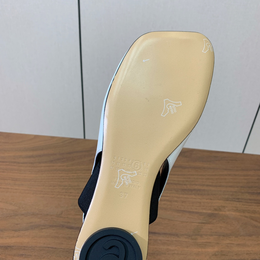 【Maison Margie*a】玛吉拉弹力带露趾后空单鞋。复古韵味，显瘦百搭。鞋面牛皮、开边珠。羊皮内