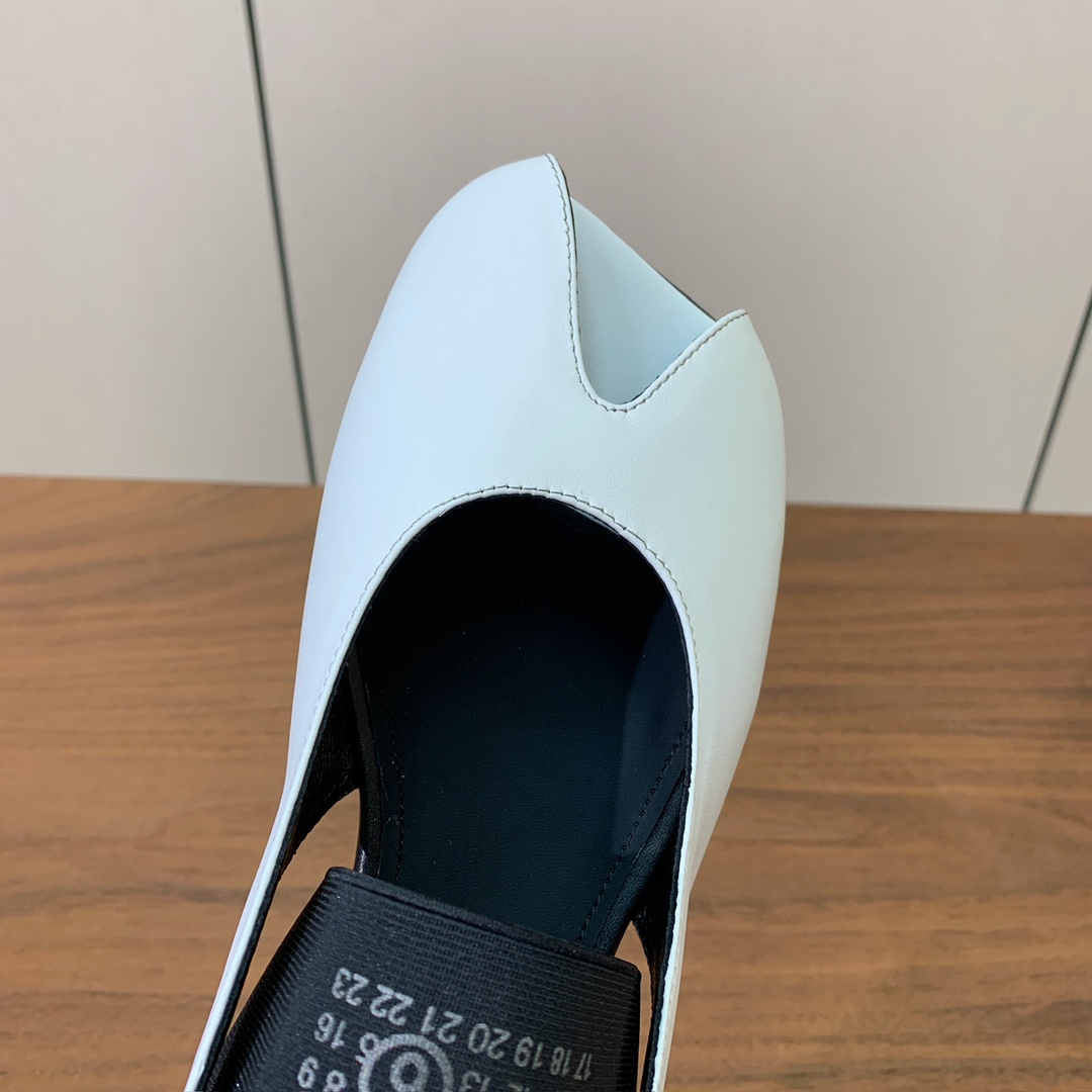 【Maison Margie*a】玛吉拉弹力带露趾后空单鞋。复古韵味，显瘦百搭。鞋面牛皮、开边珠。羊皮内