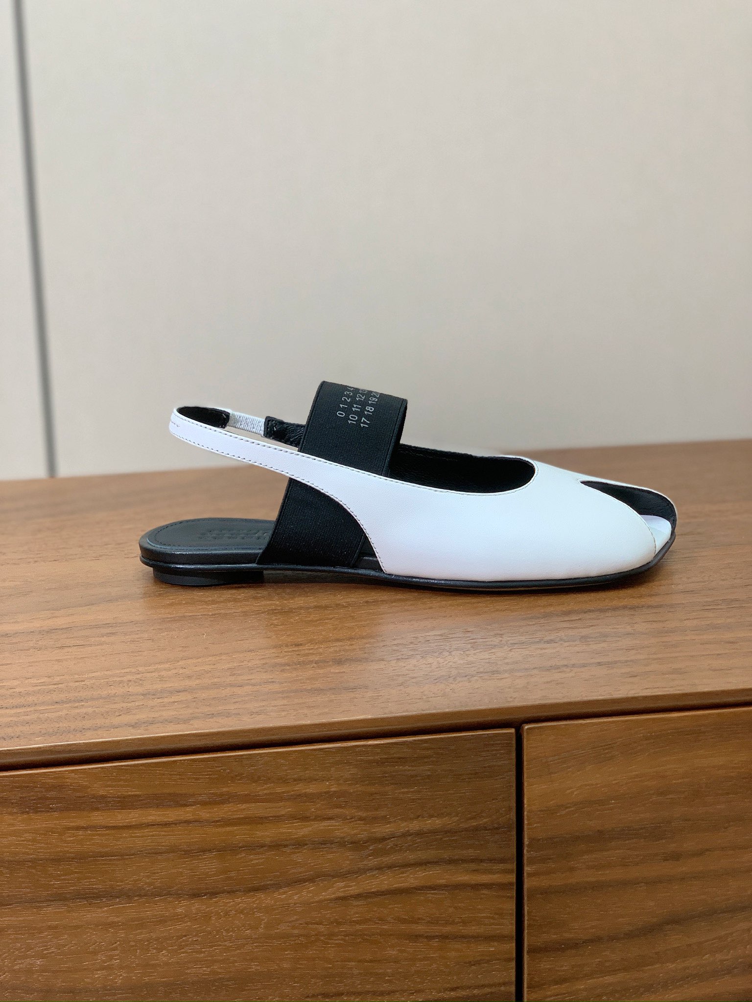 【Maison Margie*a】玛吉拉弹力带露趾后空单鞋。复古韵味，显瘦百搭。鞋面牛皮、开边珠。羊皮内