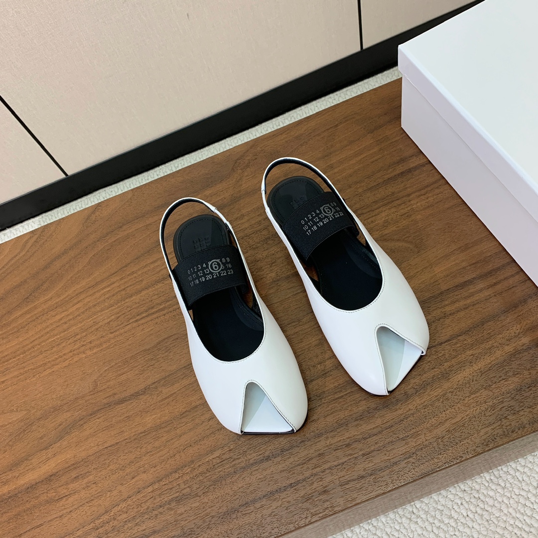 【Maison Margie*a】玛吉拉弹力带露趾后空单鞋。复古韵味，显瘦百搭。鞋面牛皮、开边珠。羊皮内
