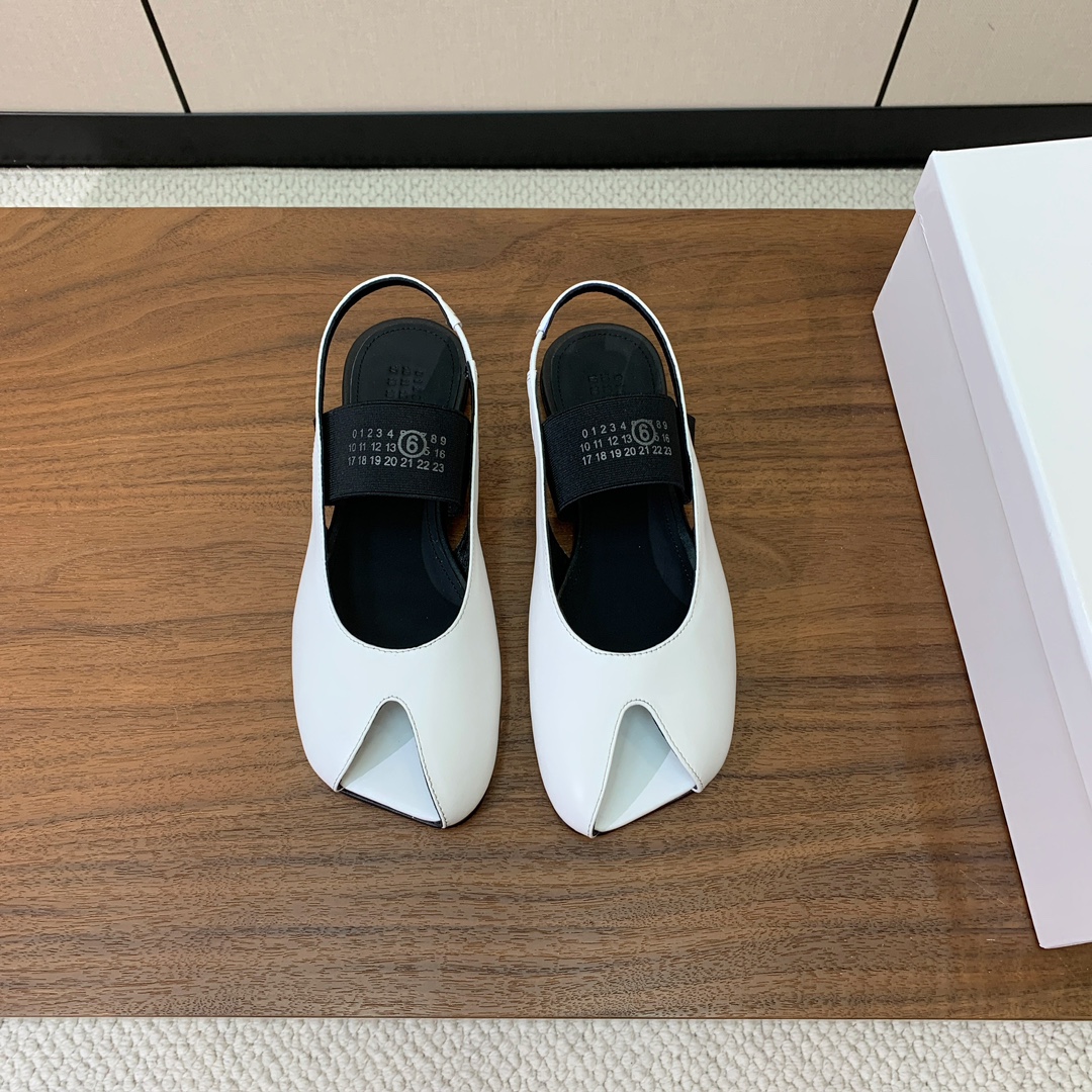 【Maison Margie*a】玛吉拉弹力带露趾后空单鞋。复古韵味，显瘦百搭。鞋面牛皮、开边珠。羊皮内