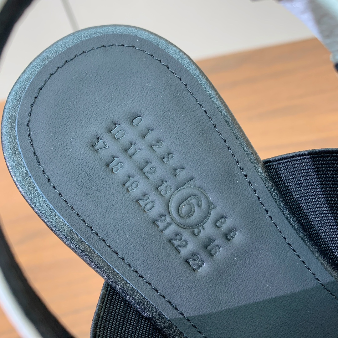 【Maison Margie*a】玛吉拉弹力带露趾后空单鞋。复古韵味，显瘦百搭。鞋面牛皮、开边珠。羊皮内