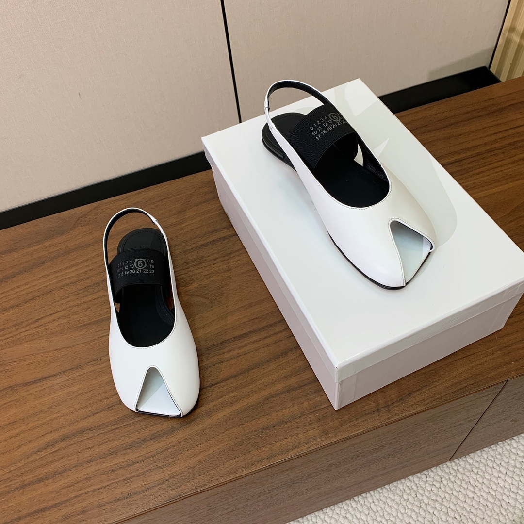 【Maison Margie*a】玛吉拉弹力带露趾后空单鞋。复古韵味，显瘦百搭。鞋面牛皮、开边珠。羊皮内