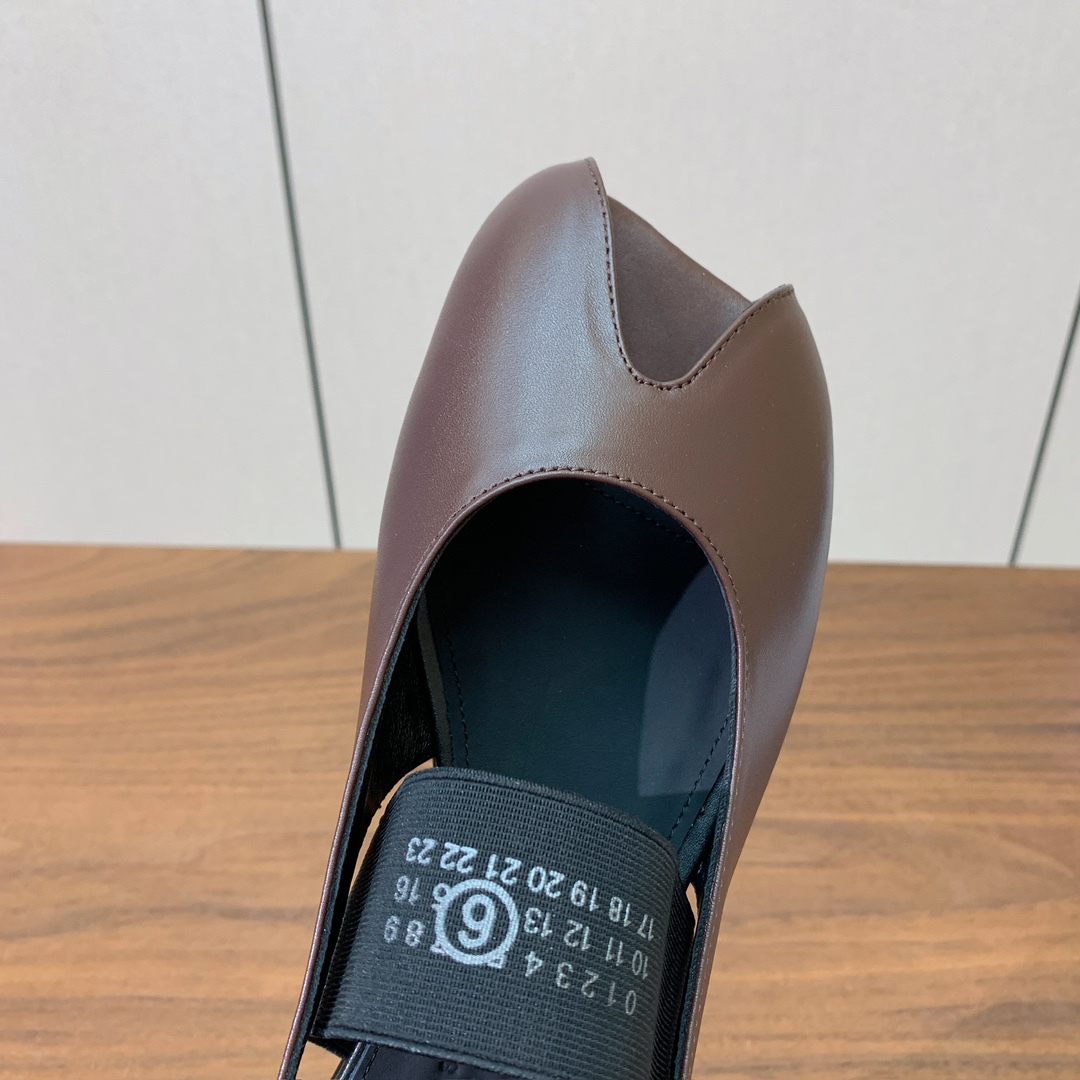 【Maison Margie*a】玛吉拉弹力带露趾后空单鞋。复古韵味，显瘦百搭。鞋面牛皮、开边珠。羊皮内