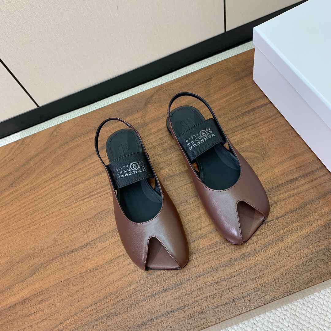 【Maison Margie*a】玛吉拉弹力带露趾后空单鞋。复古韵味，显瘦百搭。鞋面牛皮、开边珠。羊皮内