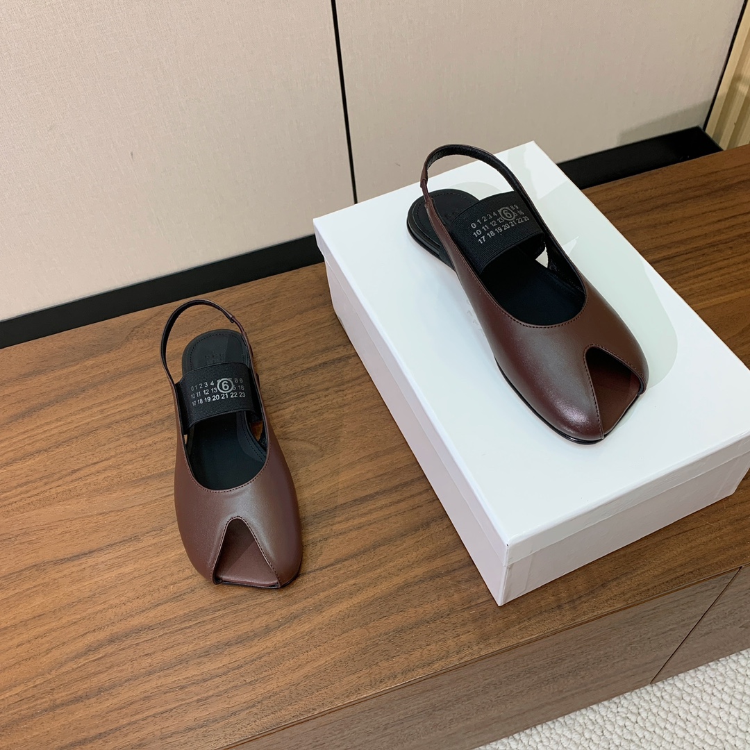 【Maison Margie*a】玛吉拉弹力带露趾后空单鞋。复古韵味，显瘦百搭。鞋面牛皮、开边珠。羊皮内
