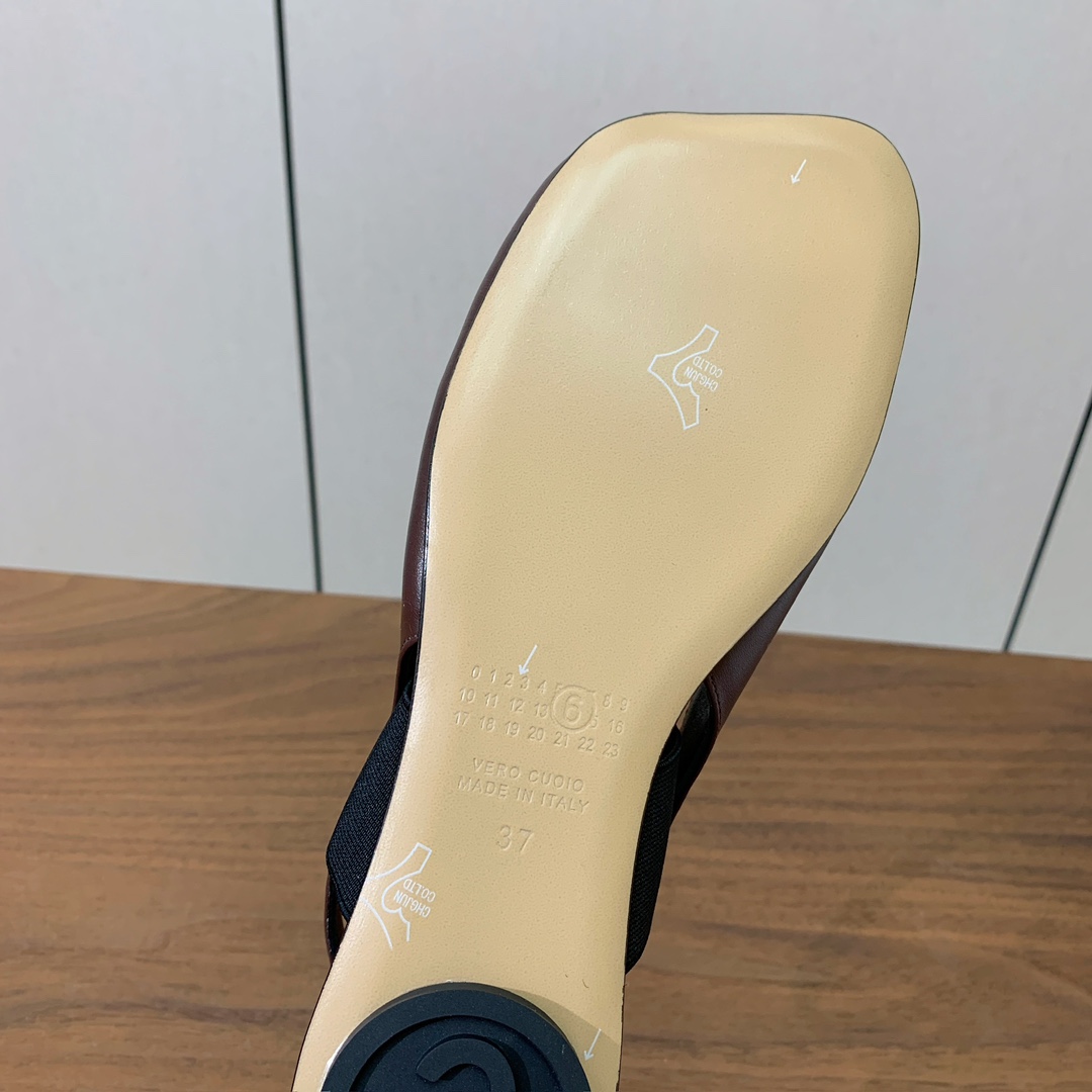 【Maison Margie*a】玛吉拉弹力带露趾后空单鞋。复古韵味，显瘦百搭。鞋面牛皮、开边珠。羊皮内