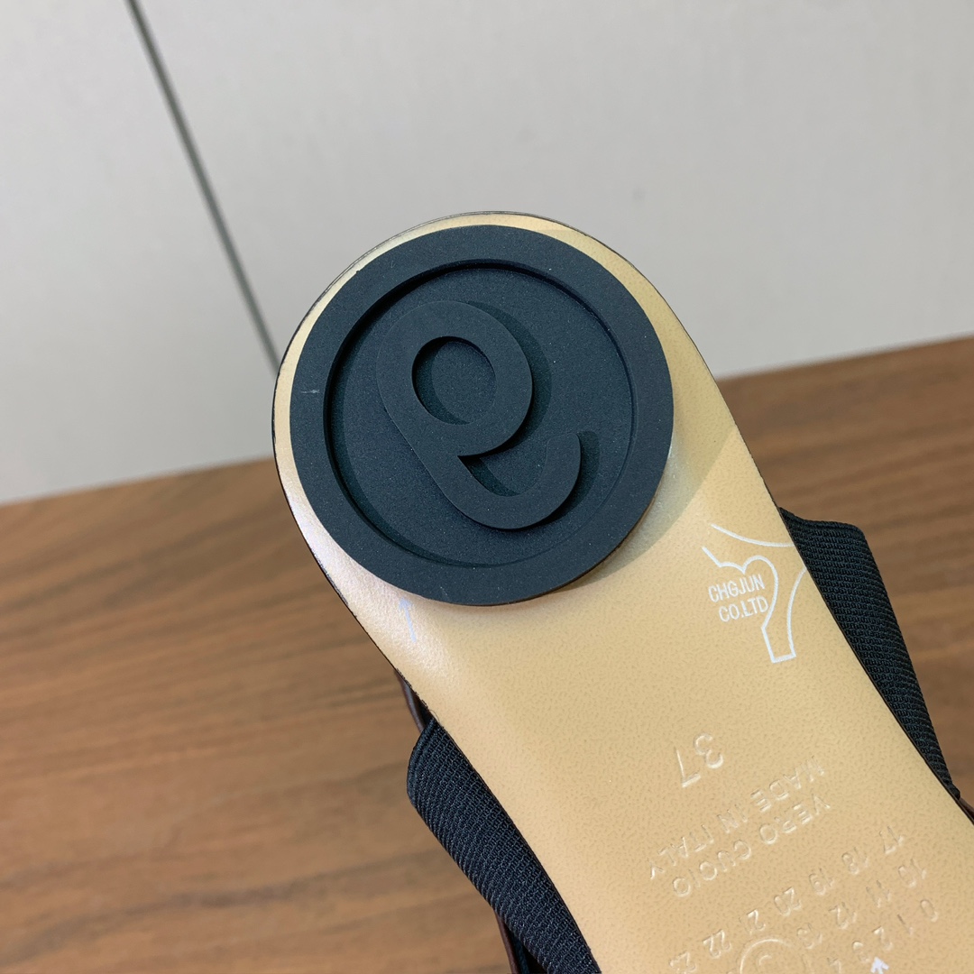 【Maison Margie*a】玛吉拉弹力带露趾后空单鞋。复古韵味，显瘦百搭。鞋面牛皮、开边珠。羊皮内