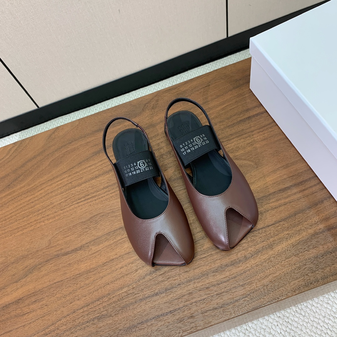 【Maison Margie*a】玛吉拉弹力带露趾后空单鞋。复古韵味，显瘦百搭。鞋面牛皮、开边珠。羊皮内