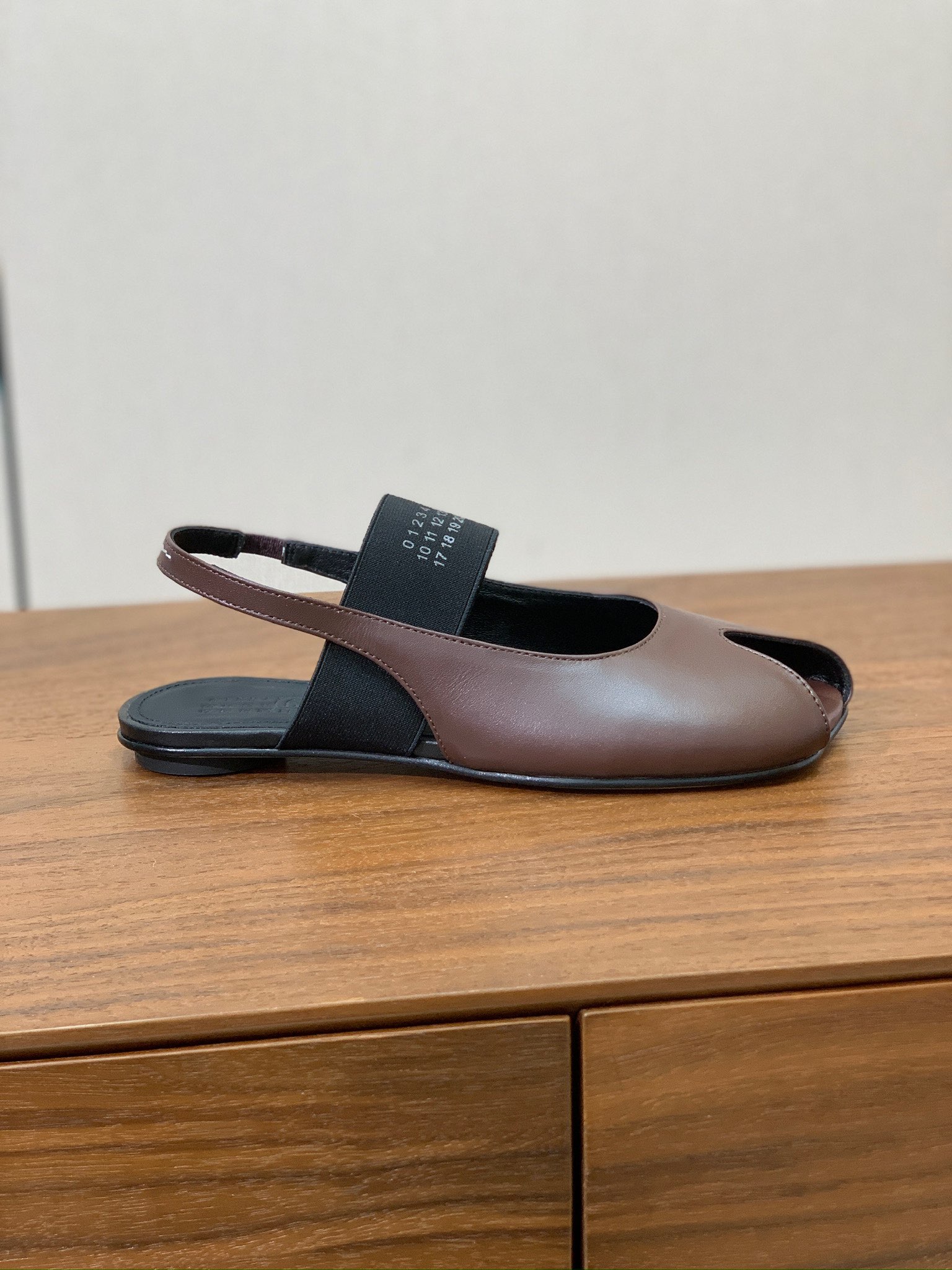 【Maison Margie*a】玛吉拉弹力带露趾后空单鞋。复古韵味，显瘦百搭。鞋面牛皮、开边珠。羊皮内