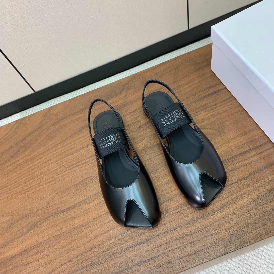 【Maison Margie*a】玛吉拉弹力带露趾后空单鞋。复古韵味，显瘦百搭。鞋面牛皮、开边珠。羊皮内