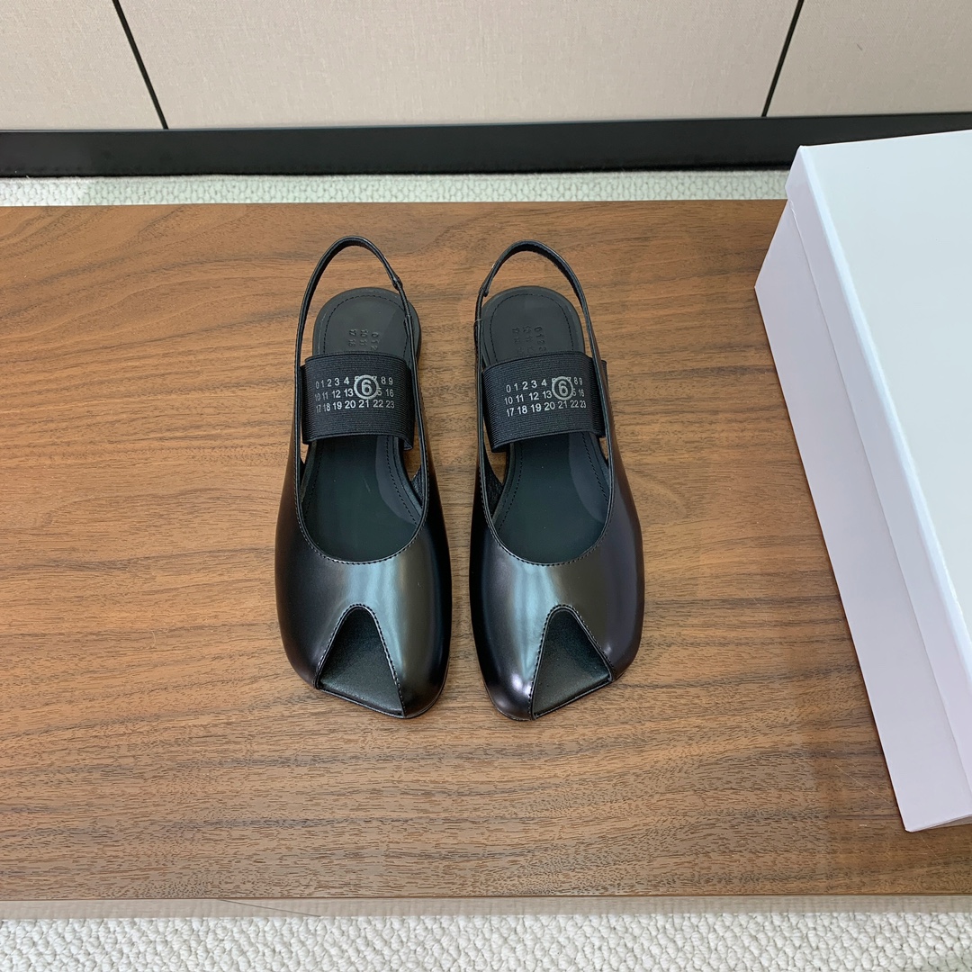 【Maison Margie*a】玛吉拉弹力带露趾后空单鞋。复古韵味，显瘦百搭。鞋面牛皮、开边珠。羊皮内