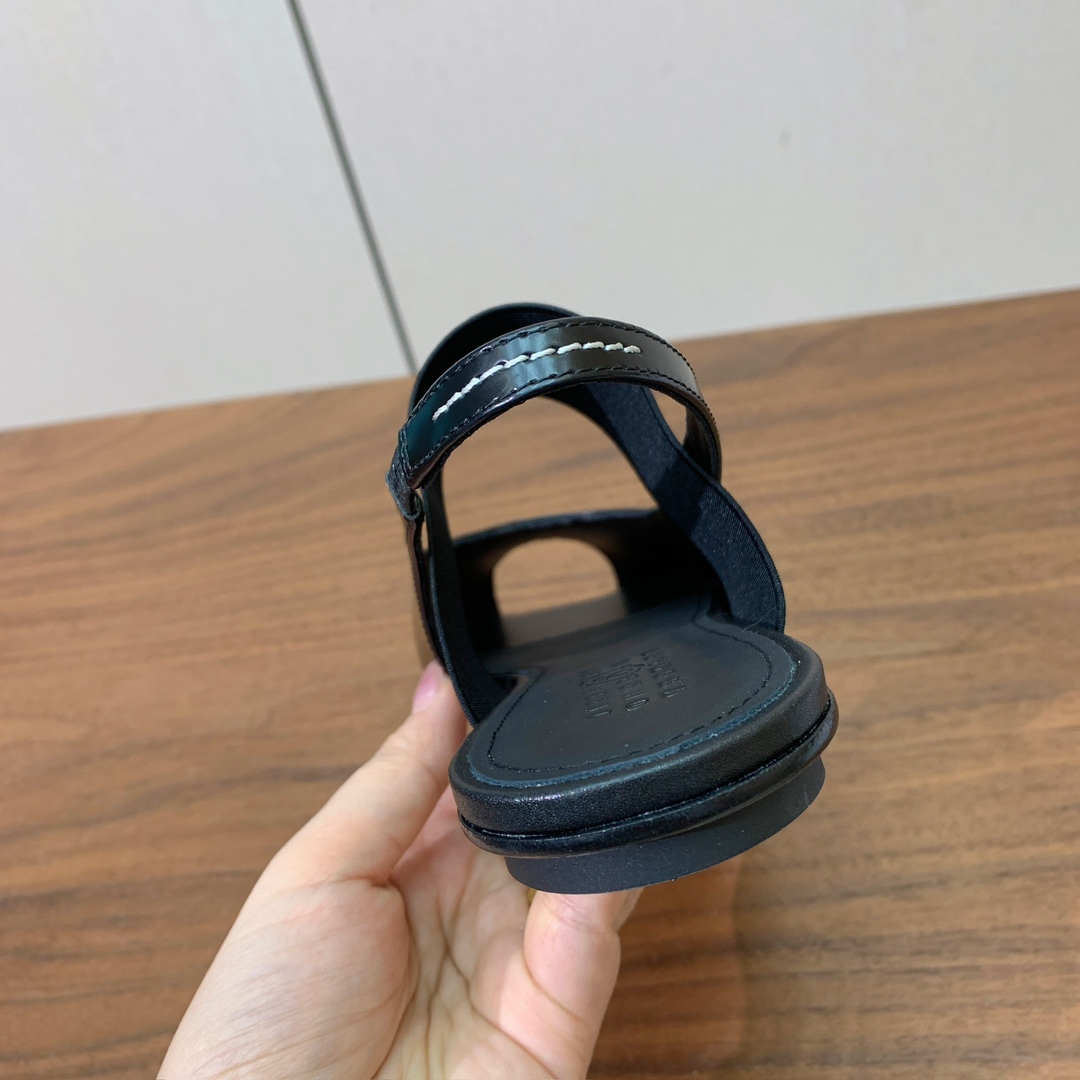 【Maison Margie*a】玛吉拉弹力带露趾后空单鞋。复古韵味，显瘦百搭。鞋面牛皮、开边珠。羊皮内