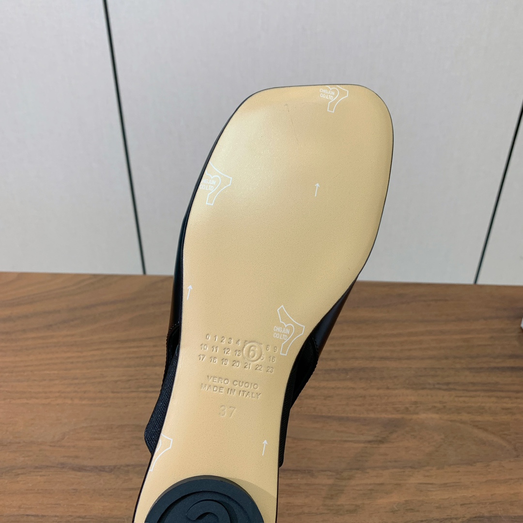 【Maison Margie*a】玛吉拉弹力带露趾后空单鞋。复古韵味，显瘦百搭。鞋面牛皮、开边珠。羊皮内