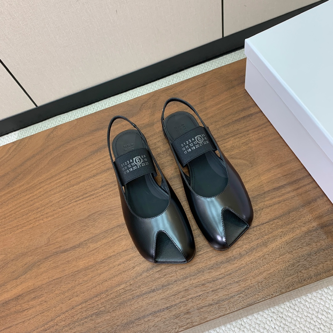 【Maison Margie*a】玛吉拉弹力带露趾后空单鞋。复古韵味，显瘦百搭。鞋面牛皮、开边珠。羊皮内