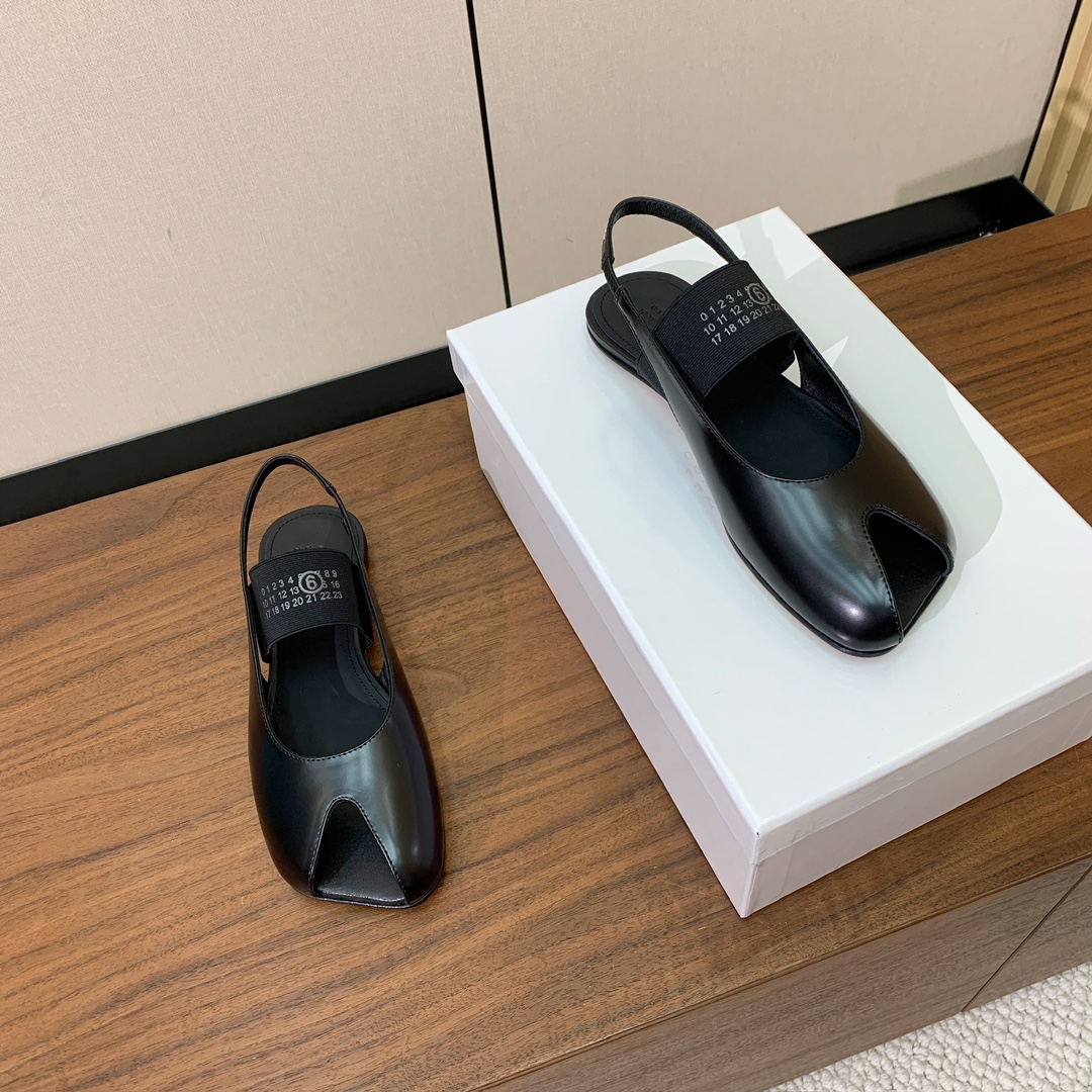 【Maison Margie*a】玛吉拉弹力带露趾后空单鞋。复古韵味，显瘦百搭。鞋面牛皮、开边珠。羊皮内