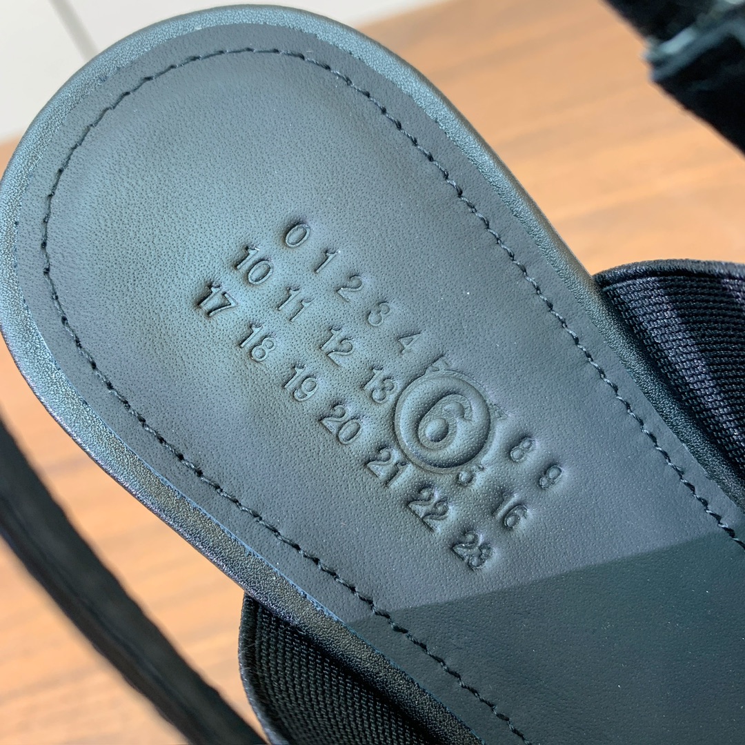 【Maison Margie*a】玛吉拉弹力带露趾后空单鞋。复古韵味，显瘦百搭。鞋面牛皮、开边珠。羊皮内