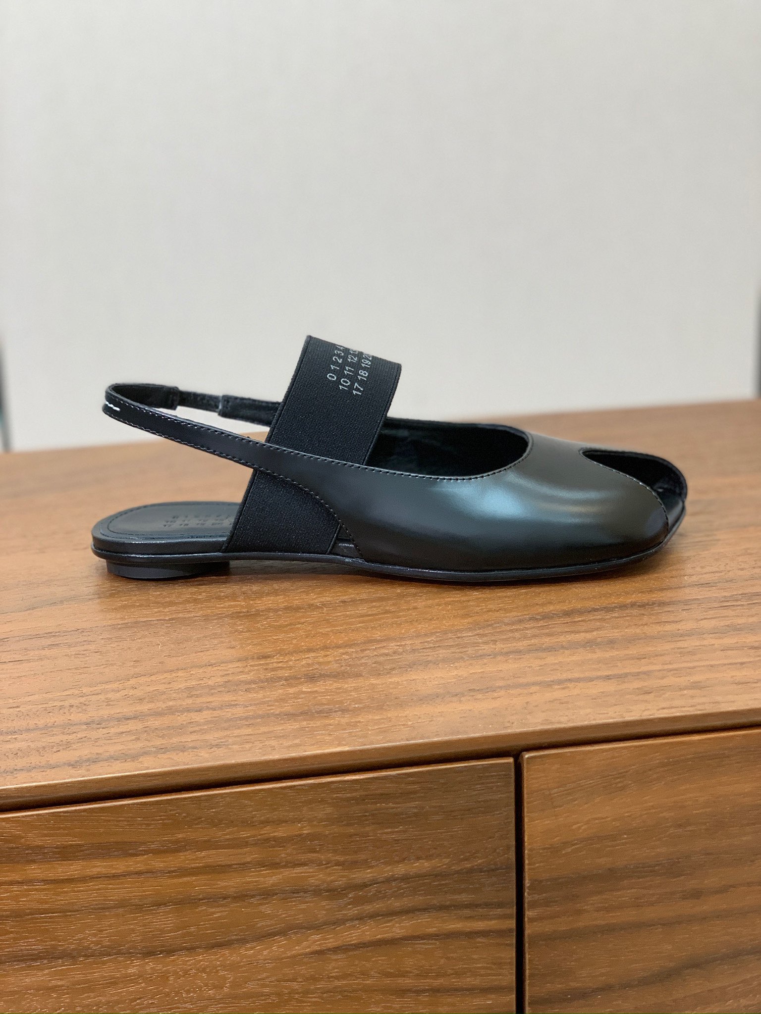 【Maison Margie*a】玛吉拉弹力带露趾后空单鞋。复古韵味，显瘦百搭。鞋面牛皮、开边珠。羊皮内