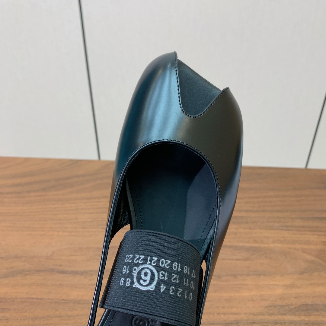 【Maison Margie*a】玛吉拉弹力带露趾后空单鞋。复古韵味，显瘦百搭。鞋面牛皮、开边珠。羊皮内