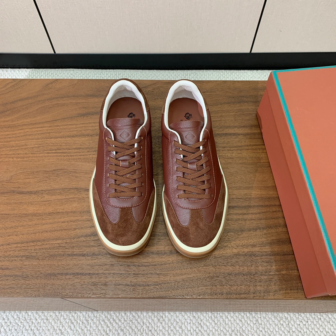 【Loro Piana】皮面德训鞋。简约时尚，鞋面采用牛皮➕牛反绒，羊皮内里及垫脚。进口耐磨橡胶成型底。