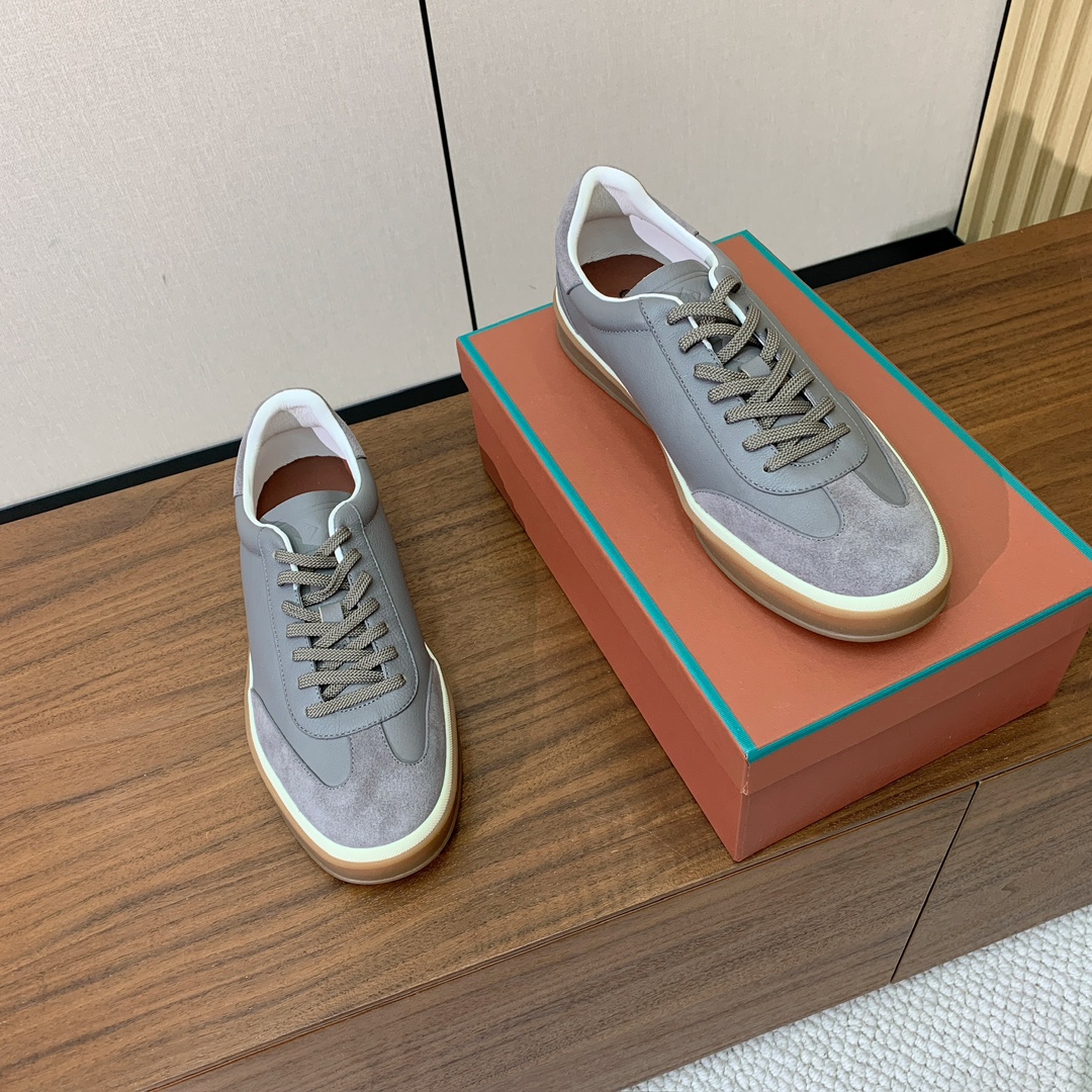 【Loro Piana】皮面德训鞋。简约时尚，鞋面采用牛皮➕牛反绒，羊皮内里及垫脚。进口耐磨橡胶成型底。