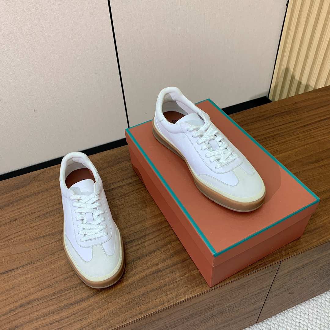 【Loro Piana】皮面德训鞋。简约时尚，鞋面采用牛皮➕牛反绒，羊皮内里及垫脚。进口耐磨橡胶成型底。