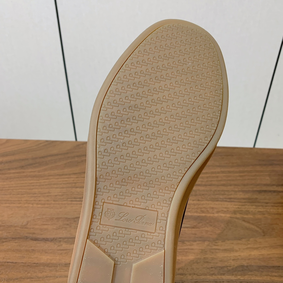 【Loro Piana】皮面德训鞋。简约时尚，鞋面采用牛皮➕牛反绒，羊皮内里及垫脚。进口耐磨橡胶成型底。