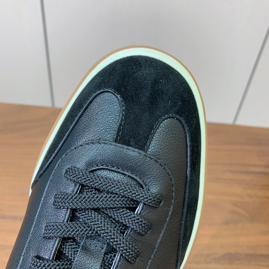 【Loro Piana】皮面德训鞋。简约时尚，鞋面采用牛皮➕牛反绒，羊皮内里及垫脚。进口耐磨橡胶成型底。