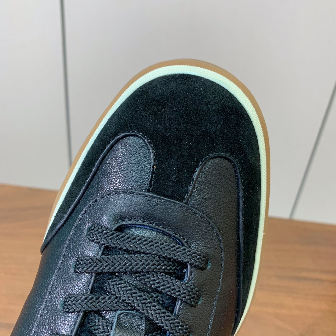 【Loro Piana】情侣款毛里德训鞋。简约时尚，鞋面采用牛皮➕牛反绒，羊毛内里。进口耐磨橡胶成型底。