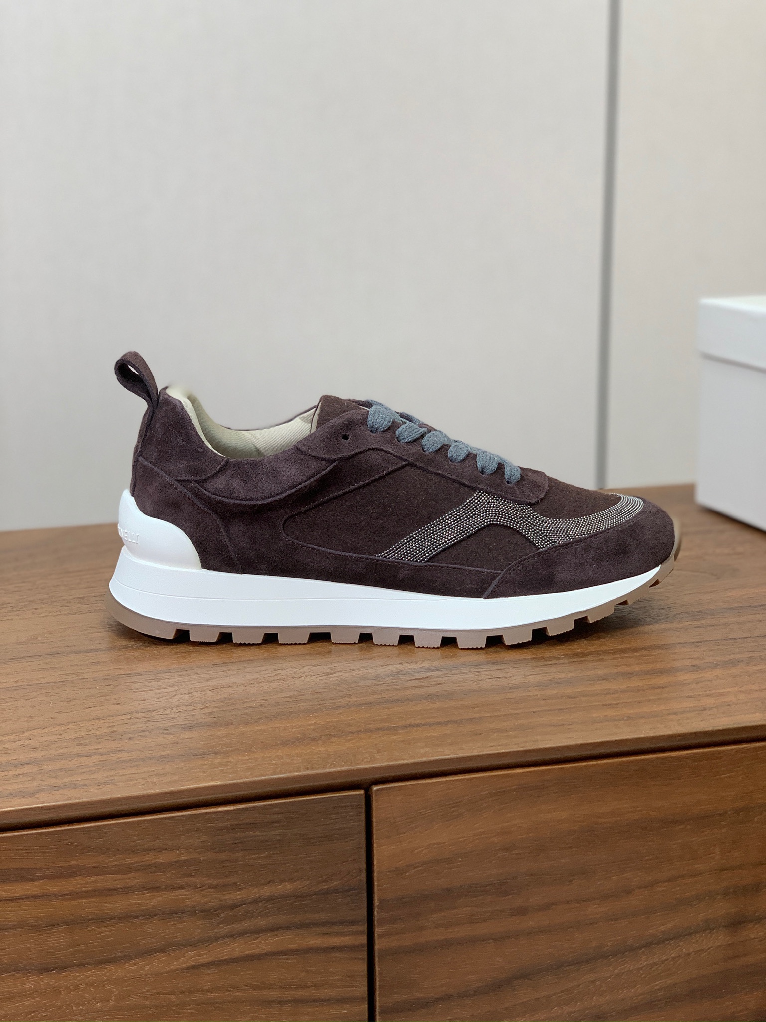 【Brunell* Cucinell*】新款休闲运动鞋。鞋面采用进口牛绒➕纯手工串联珠链配饰！内里垫脚是