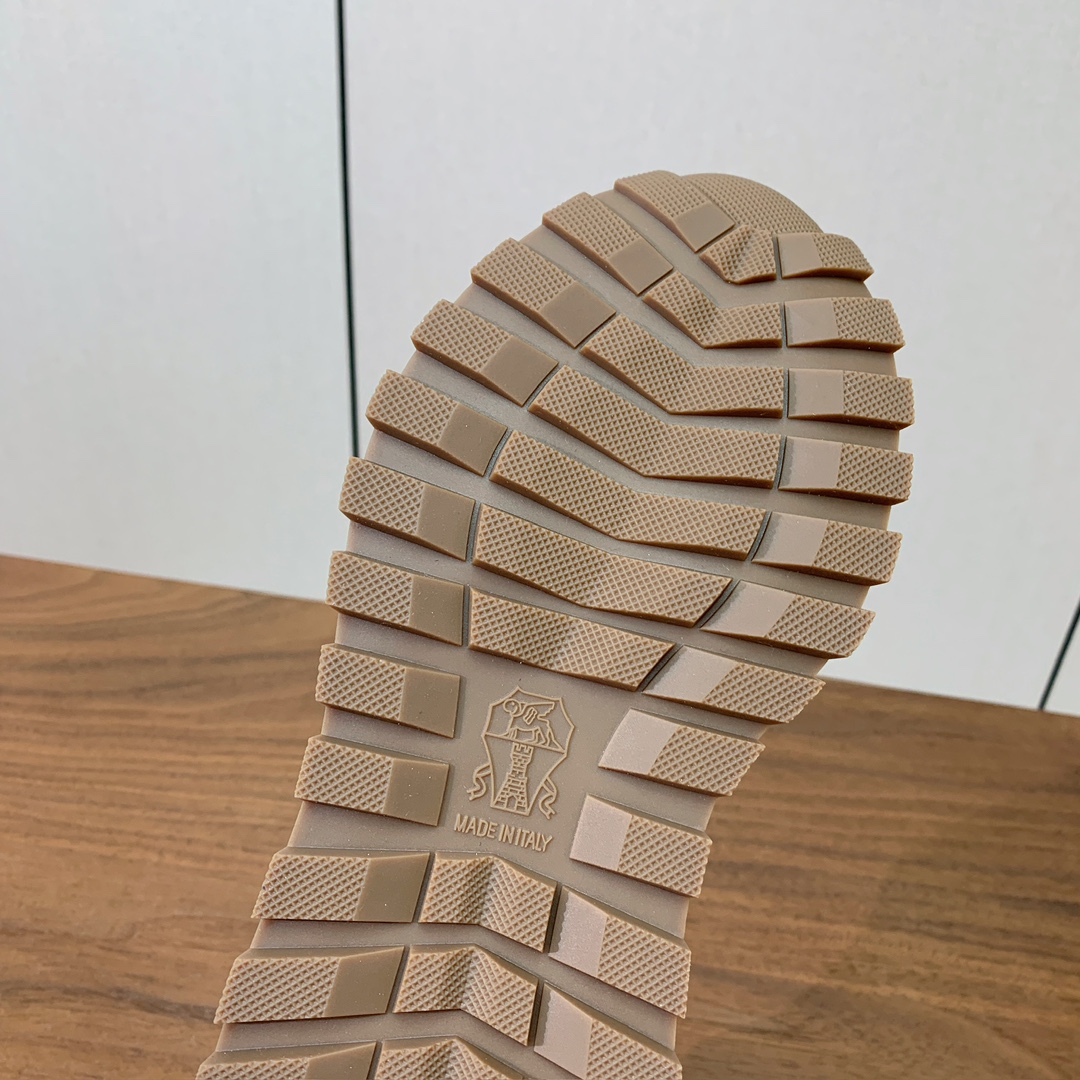 【Brunell* Cucinell*】新款休闲运动鞋。鞋面采用进口牛绒➕纯手工串联珠链配饰！内里垫脚是