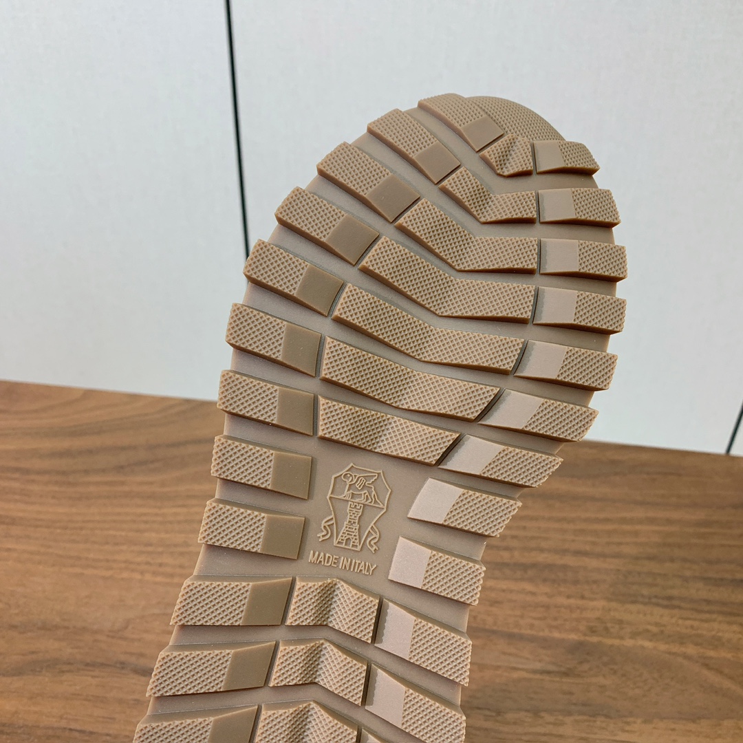 【Brunell* Cucinell*】新款休闲运动鞋。鞋面采用进口牛绒➕纯手工串联珠链配饰！内里垫脚是