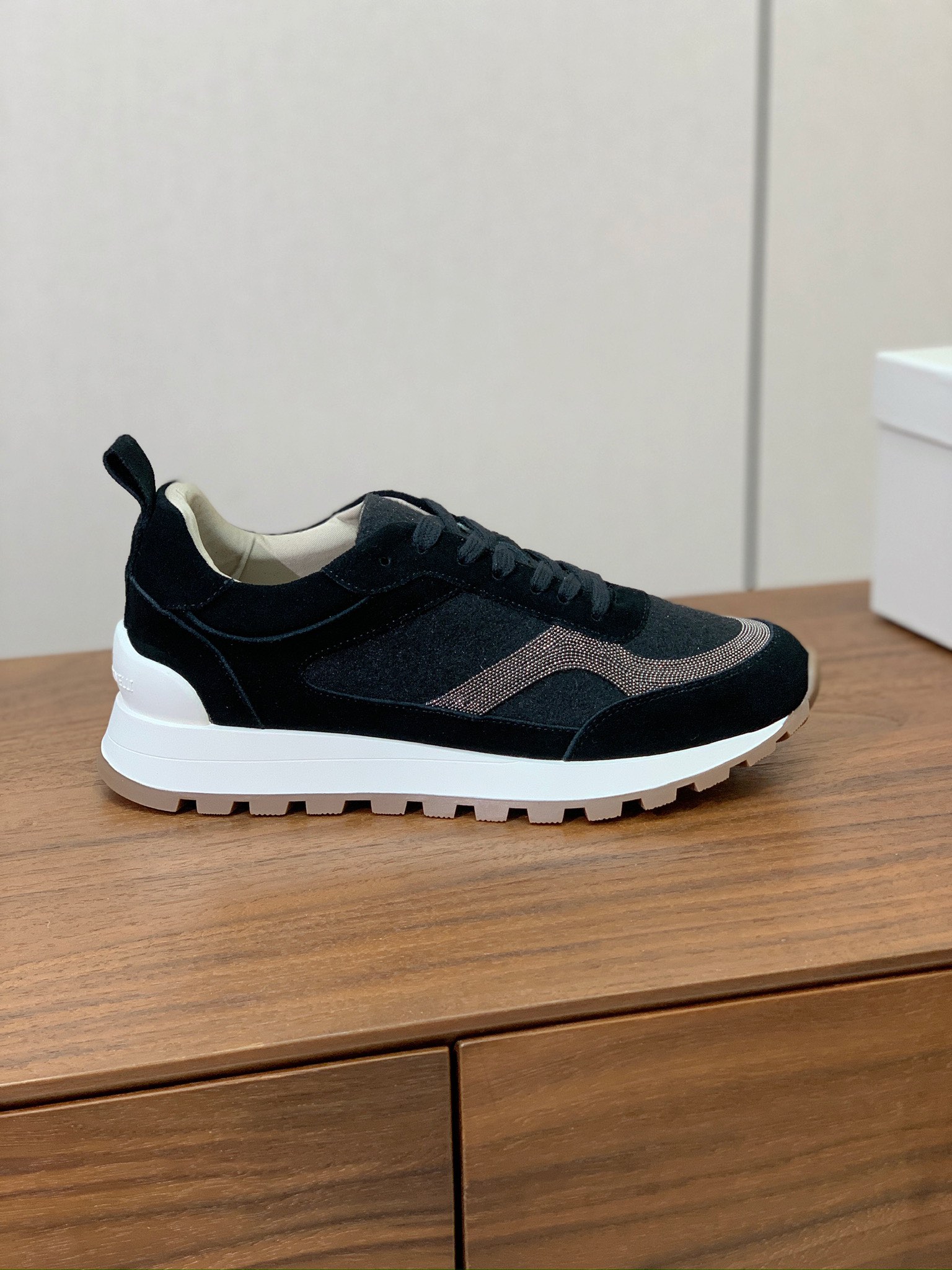 【Brunell* Cucinell*】新款休闲运动鞋。鞋面采用进口牛绒➕纯手工串联珠链配饰！内里垫脚是