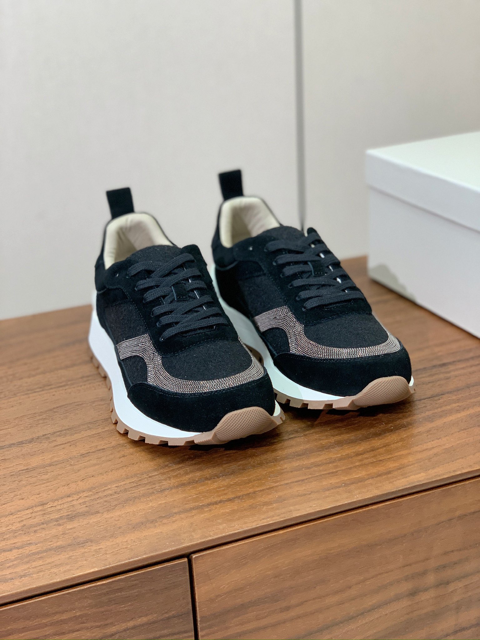 【Brunell* Cucinell*】新款休闲运动鞋。鞋面采用进口牛绒➕纯手工串联珠链配饰！内里垫脚是