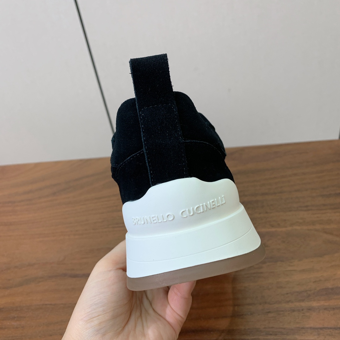 【Brunell* Cucinell*】新款休闲运动鞋。鞋面采用进口牛绒➕纯手工串联珠链配饰！内里垫脚是
