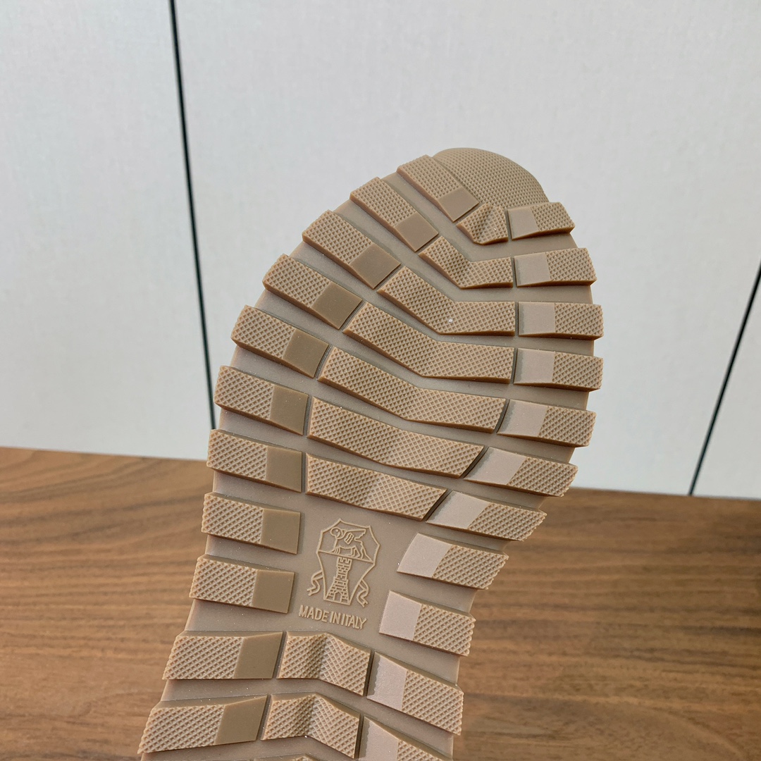 【Brunell* Cucinell*】新款休闲运动鞋。鞋面采用进口牛绒➕纯手工串联珠链配饰！内里垫脚是