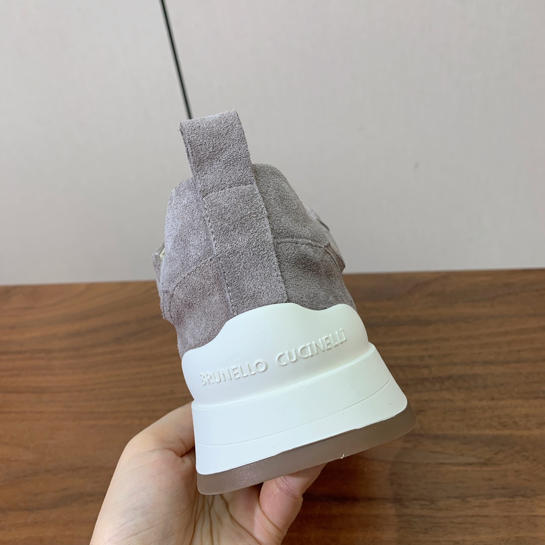 【Brunell* Cucinell*】新款休闲运动鞋。鞋面采用进口牛绒➕纯手工串联珠链配饰！内里垫脚是