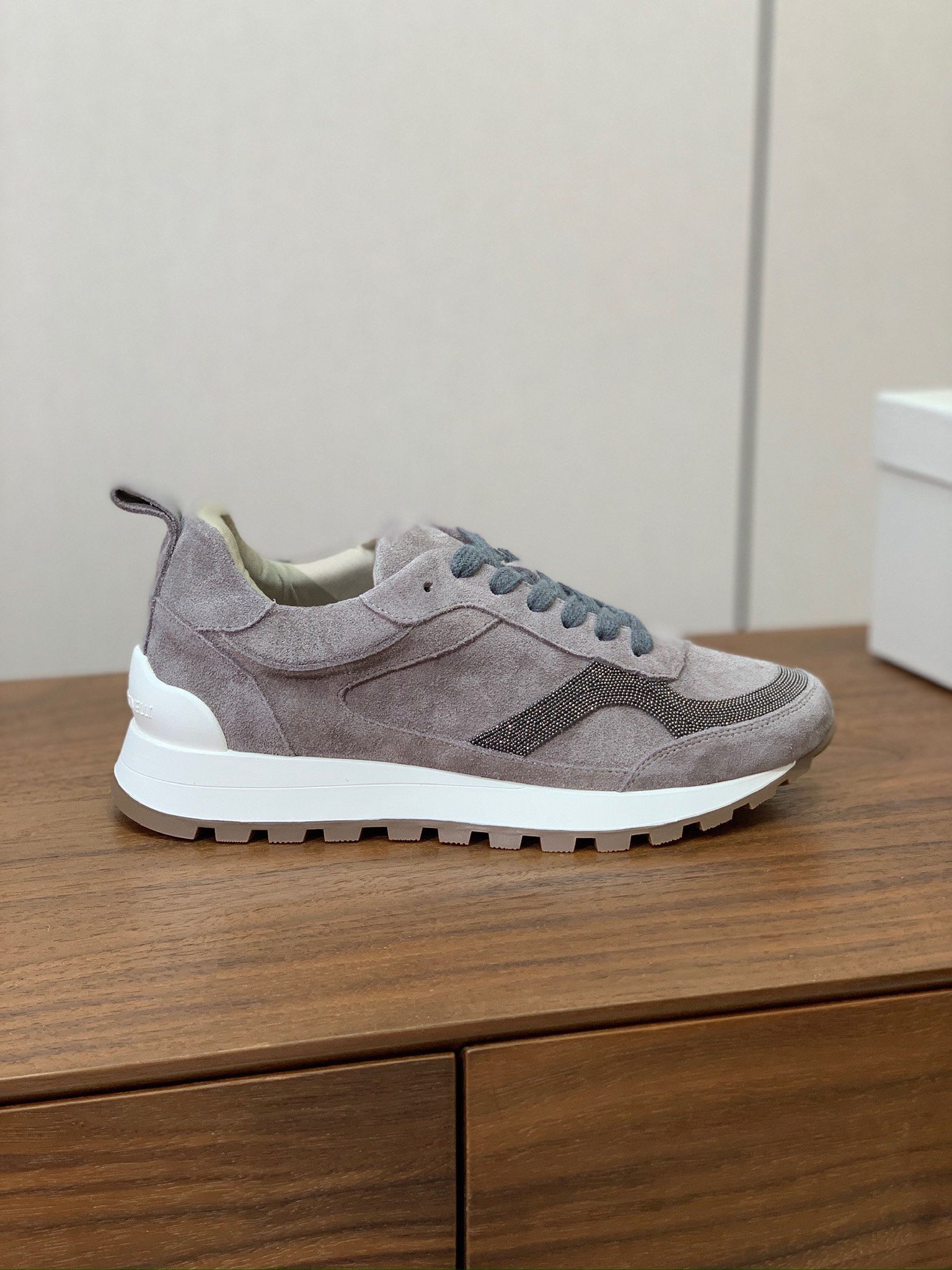 【Brunell* Cucinell*】新款休闲运动鞋。鞋面采用进口牛绒➕纯手工串联珠链配饰！内里垫脚是