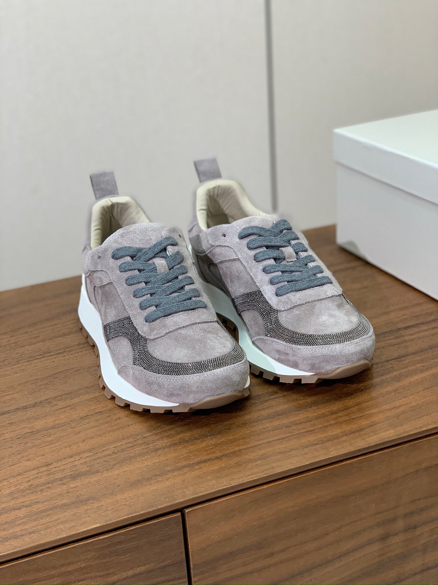 【Brunell* Cucinell*】新款休闲运动鞋。鞋面采用进口牛绒➕纯手工串联珠链配饰！内里垫脚是